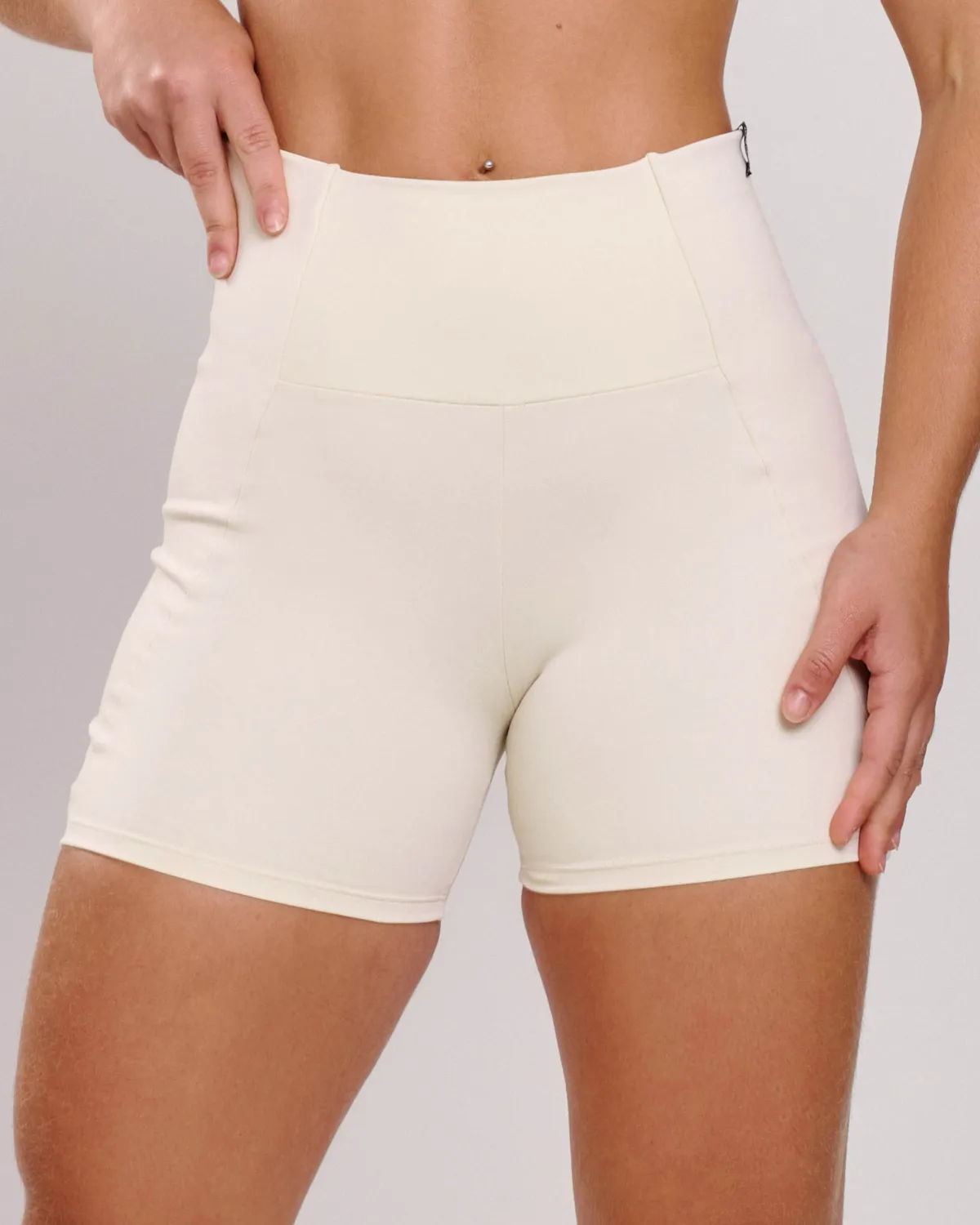 Short Recorte com Bolso Off White Ju Mamute